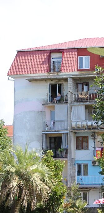 Храбрая грузинка на балконе без ограждения Храбрая грузинка на балконе без ограждения