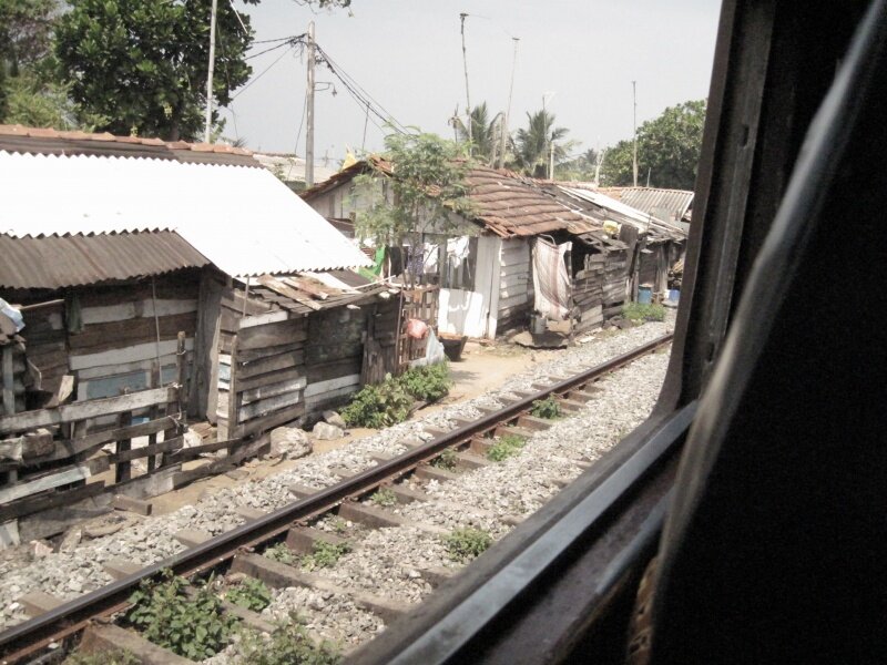Дома вдоль жд. полотна. Стены из не струганых досок настилом. Дома вдоль жд. полотна. Стены из не струганых досок настилом.